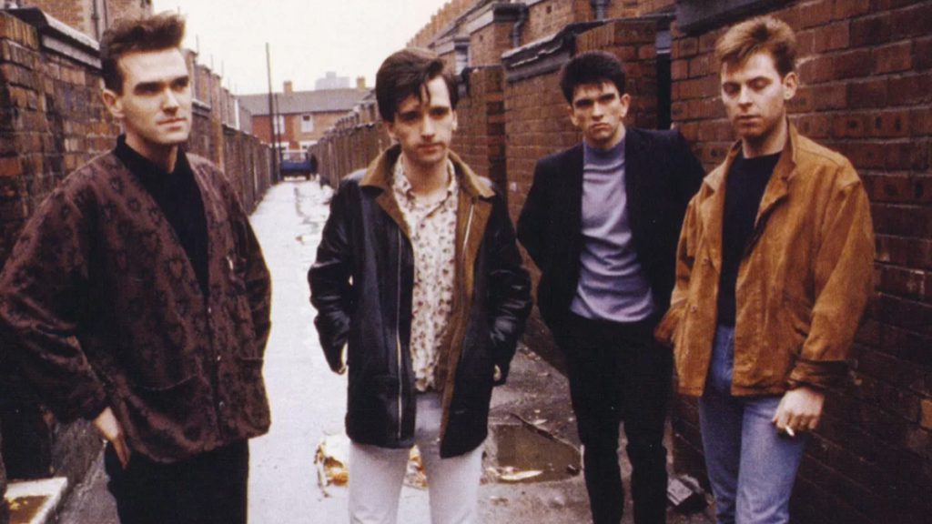 The Smiths va ser una banda de rock alternatiu formada a Manchester, Anglaterra, el 1982 per Morrissey (cantant) i Johnny Marr (guitarrista), als quals es van unir Andy Rourke (baixista) i Mike Joyce (bateria). La banda va gaudir d’un notable èxit comercial i crític fins a la seva separació el 1987, i es considera una de les bandes més influents de la música independent britànica dels anys 80.