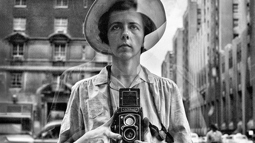 En els carrers de Chicago, entre les ombres i els reflexos de la vida quotidiana, Vivian Maier va capturar moments que transcendirien el temps. Nascuda a Nova York el 1 de febrer de 1926, aquesta fotògrafa estadounidenca va viure una vida aparentment senzilla com a nana i cuidadora d’infants. Però darrere d’aquesta rutina amagava una passió inusual: la fotografia.