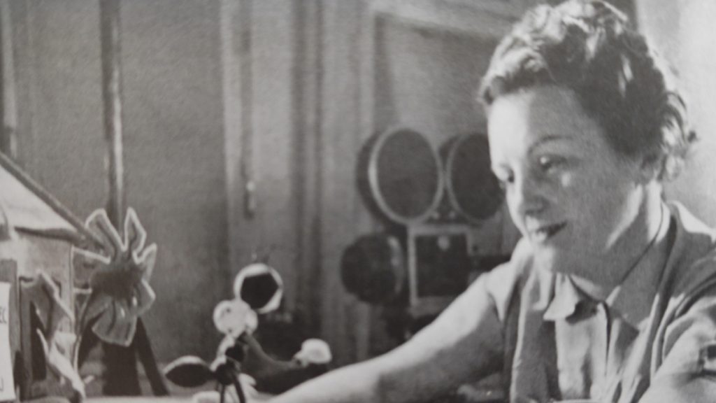 Hermína Tyrlová (1900-1993) va ser una artista txeca, pionera de l'animació stop-motion i considerada una figura clau en la història del cinema d'animació. La seva obra, plena d'humor, fantasia i poesia, va influir en generacions d'animadors i va captivar a públics de tot el món.