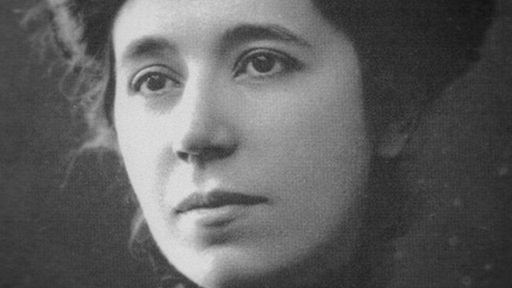 María Martínez Sierra, coneguda pel seu pseudònim María Lejárraga, va néixer a San Millán de la Cogolla, La Rioja, el 1874. Des de ben petita, va mostrar una gran aptitud per a l'escriptura. No obstant això, en aquella època, les dones eren rebutjades del món literari, i la seva família la va pressionar per seguir un camí més tradicional.